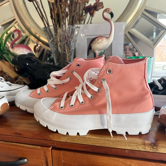 Converse pink size 8 lugged platform sneaker - Picture 3 of 4